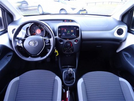Toyota Aygo - 1.0 VVT-i x-play / Airco / Smartphone Integration / DAB / Parkeercamera / Bluetooth / - 1