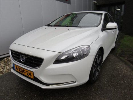 Volvo V40 - 2.0 D4 Momentum Business Trekhaak Styling Pack Navi Clima PDC Bluetooth Cruise - 1