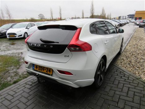 Volvo V40 - 2.0 D4 Momentum Business Trekhaak Styling Pack Navi Clima PDC Bluetooth Cruise - 1