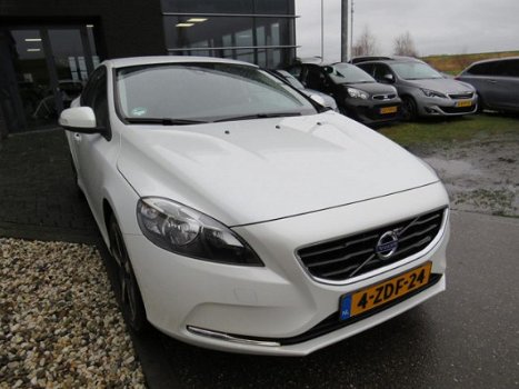 Volvo V40 - 2.0 D4 Momentum Business Trekhaak Styling Pack Navi Clima PDC Bluetooth Cruise - 1