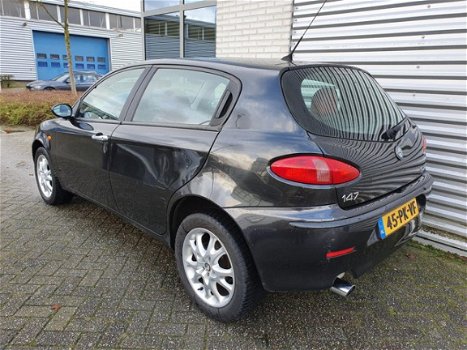 Alfa Romeo 147 - 1.6 T.Spark Distinctive Clima, voll lederen, nap - 1