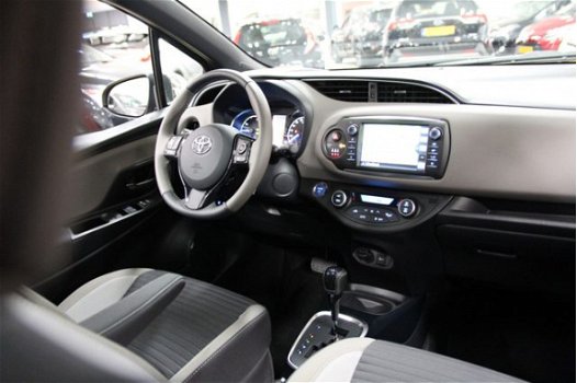 Toyota Yaris - 1.5 Hybrid Premium Bi-Tone + Panorama + Navi - 1