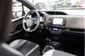 Toyota Yaris - 1.5 Hybrid Premium Bi-Tone + Panorama + Navi - 1 - Thumbnail