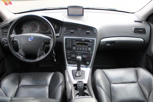 Volvo V70 - 2.4D Ocean Race Leder Interieur Stoelverwarming Navigatie Trekhaak - 1