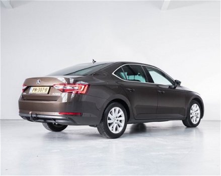 Skoda Superb - 1.6 TDI STYLE BUSINESS , Xenon, Navi, Stoelverw., Parkeersensoren, Keyless - 1