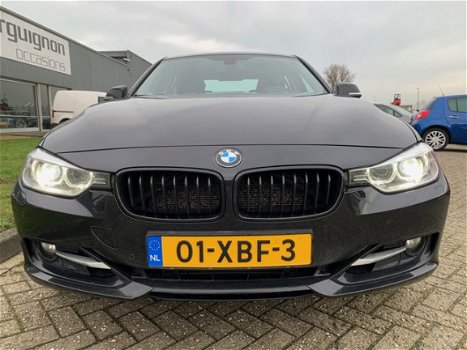 BMW 3-serie - 328i Sport High Executive Automaat , Trekhaak, Harman/Kardon, Navi Pro, Leder, 18