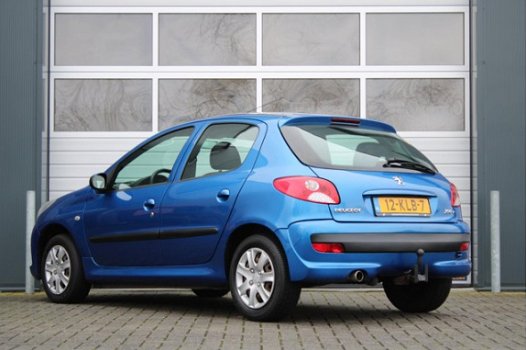 Peugeot 206 - 1.4 XS 5 drs. Airco/Cruise/Elek.Ramen/C.V./Radio.CD/Trekhaak/135.879km/Dealeronderhoud - 1