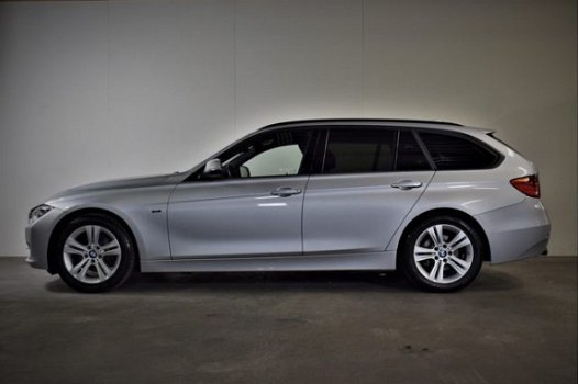 BMW 3-serie Touring - 318dA Sport Line Automaat NAVI/XENON/PDC/SP.STOELEN/VERW.STOELEN/VOL - 1