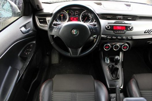 Alfa Romeo Giulietta - 1.4 T Distinctive TCT AUTOMAAT 170 PK XENON 1/2 LEDER CLIMATE CRUISE PDC - 1