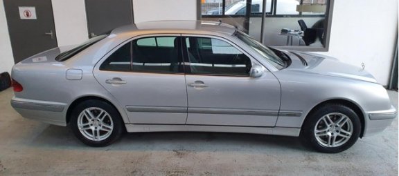 Mercedes-Benz E-klasse - 200 CDI Elegance TOP STAAT/ AIRCO/ CRUISE CONTROL/ TREKHAAK - 1