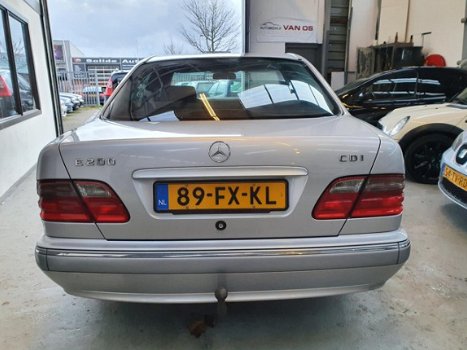 Mercedes-Benz E-klasse - 200 CDI Elegance TOP STAAT/ AIRCO/ CRUISE CONTROL/ TREKHAAK - 1