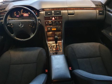 Mercedes-Benz E-klasse - 200 CDI Elegance TOP STAAT/ AIRCO/ CRUISE CONTROL/ TREKHAAK - 1