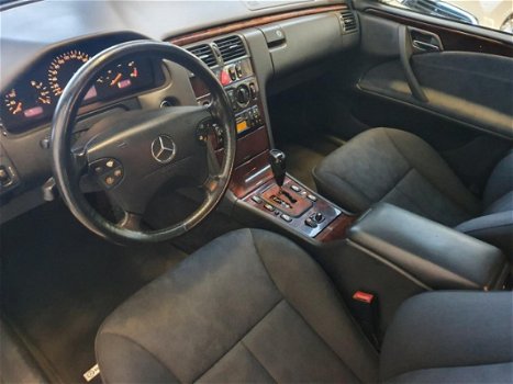 Mercedes-Benz E-klasse - 200 CDI Elegance TOP STAAT/ AIRCO/ CRUISE CONTROL/ TREKHAAK - 1