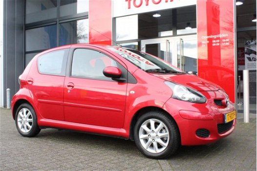 Toyota Aygo - 1.0-12V Aspiration Red Navigator | Navigatie | LM velgen - 1