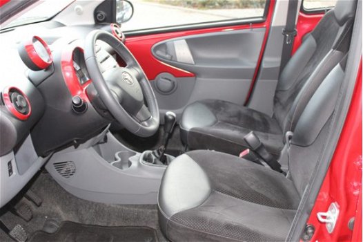 Toyota Aygo - 1.0-12V Aspiration Red Navigator | Navigatie | LM velgen - 1