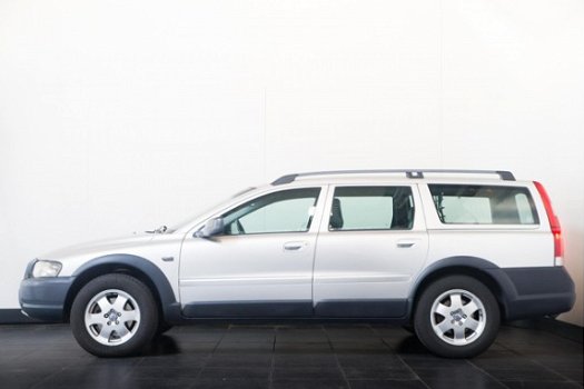 Volvo V70 Cross Country - 2.4 T Comfort Line luxe leder memory stoel acc navigatie dakrails - 1