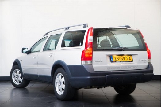 Volvo V70 Cross Country - 2.4 T Comfort Line luxe leder memory stoel acc navigatie dakrails - 1