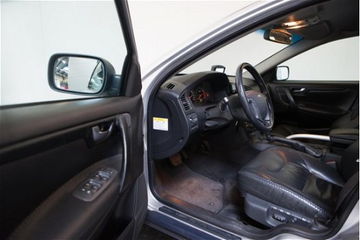 Volvo V70 Cross Country - 2.4 T Comfort Line luxe leder memory stoel acc navigatie dakrails - 1