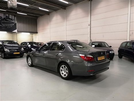 BMW 5-serie - 525d NAP|LEER|AUTOMAAT|BOEKJES|ONDERHOUDEN|GOEDESTAAT - 1