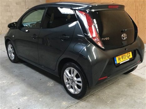 Toyota Aygo - met stoelverwarming, lederen bekleding en Deense autopas - 1