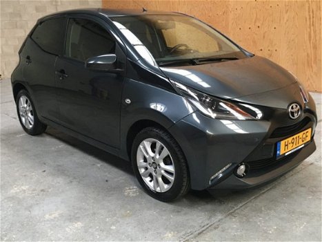 Toyota Aygo - met stoelverwarming, lederen bekleding en Deense autopas - 1