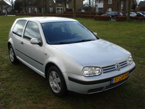 Volkswagen Golf - 1