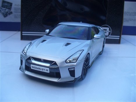 Triple 9 Collections 1/18 Nissan GT-R Zilver ( Skyline ) - 1