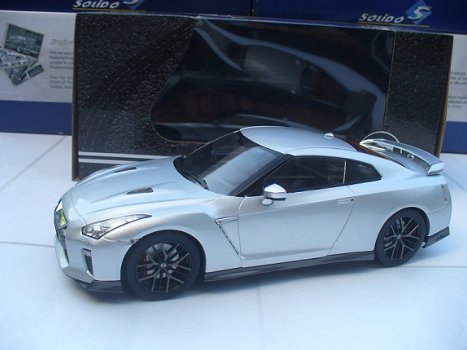 Triple 9 Collections 1/18 Nissan GT-R Zilver ( Skyline ) - 2
