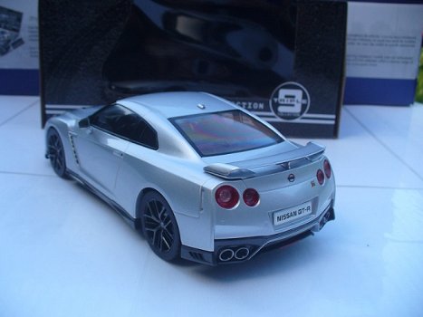 Triple 9 Collections 1/18 Nissan GT-R Zilver ( Skyline ) - 3