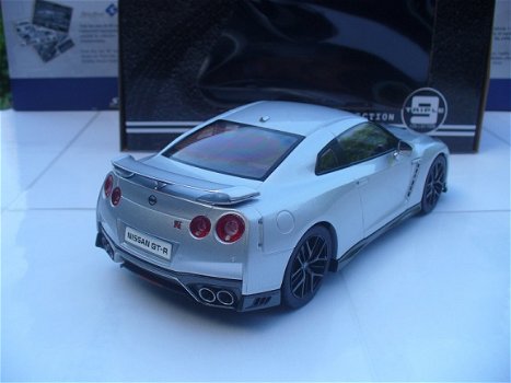 Triple 9 Collections 1/18 Nissan GT-R Zilver ( Skyline ) - 4