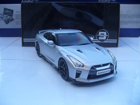 Triple 9 Collections 1/18 Nissan GT-R Zilver ( Skyline ) - 6