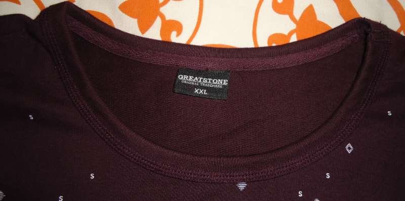 Nieuwe donkerbruine sweater met witte print (maat: XXL). - nr. 1