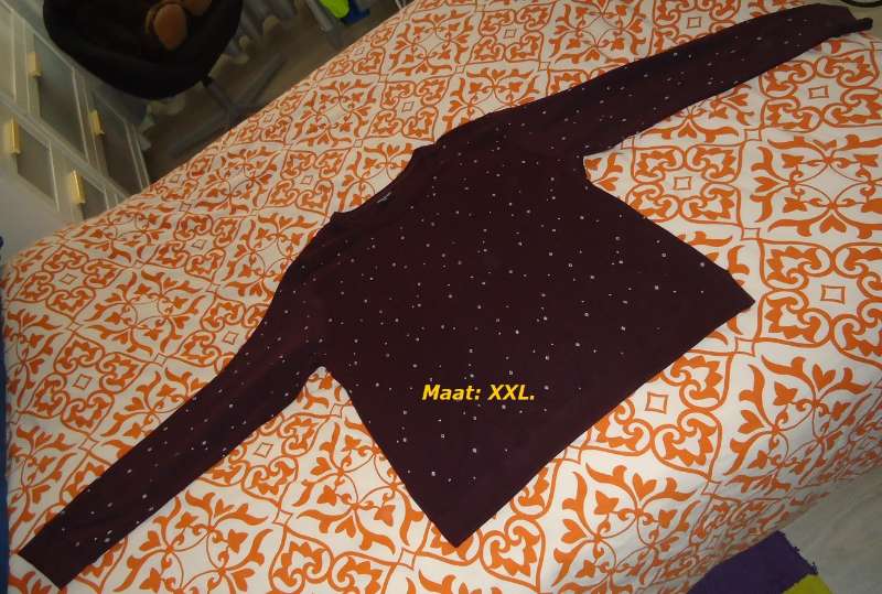 Nieuwe donkerbruine sweater met witte print (maat: XXL). - Afbeelding 4