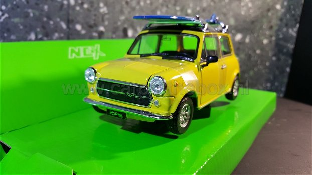 Mini Cooper 1300 + surfplank 1:24 Welly - 1