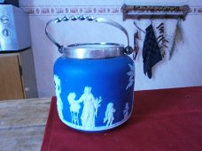 Wedgwood jasperware in cobalt blue biscuit jar met zilveren handvat