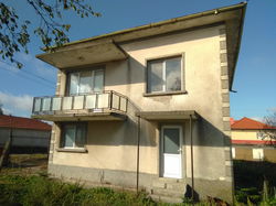 Een groot woonhuis met weiland en 2 percelen bouwgrond