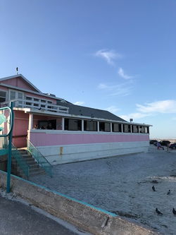 Een strandclub aan zee