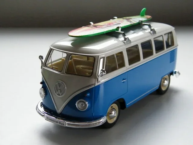 Volkswagen bus T1 Transsporter + Surfboard / Welly modelauto 1:24 - nr. 1