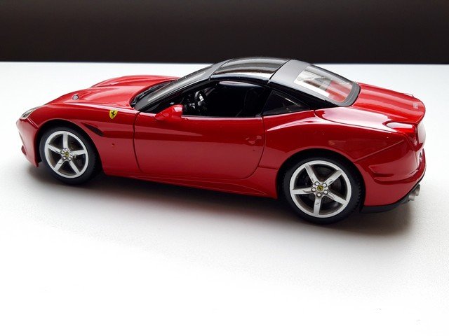 Nieuw in doos! Ferrari California T Hard Top – Bburago modelauto 1:18 - Afbeelding 4