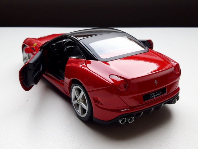 Nieuw in doos! Ferrari California T Hard Top – Bburago modelauto 1:18 - Afbeelding 6