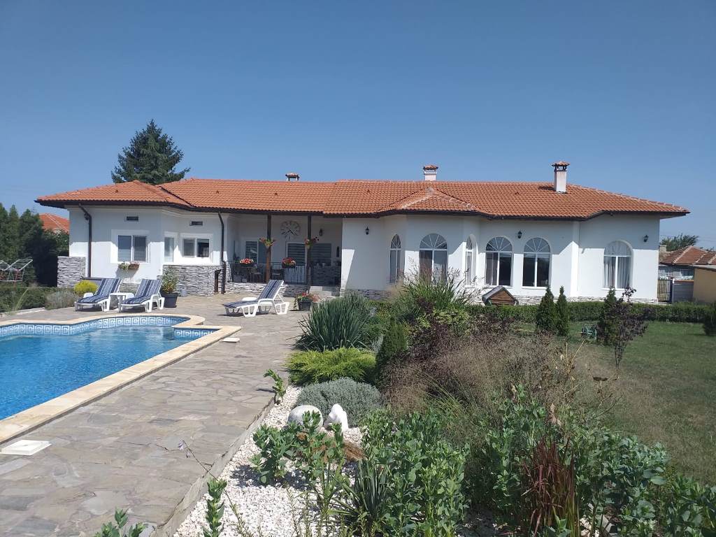 Prachige villa met zwembad - Afbeelding 2