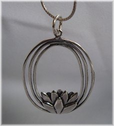 Lotusbloem, stijlvolle hanger van zilver