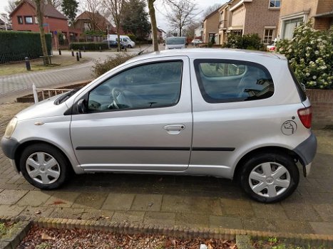 Toyota Yaris 1.0 16V Vvti 3DR 2001 Nieuwe APK - 1