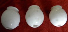 Antieke witte opaline glazen kapjes voor gaslampen. 