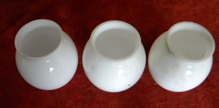 Antieke witte opaline glazen kapjes voor gaslampen. - 1
