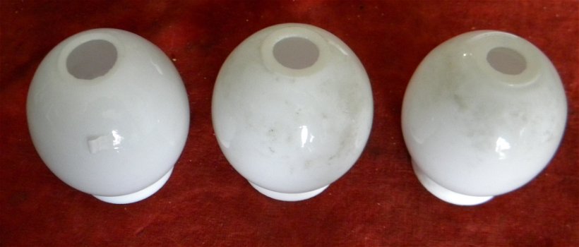 Antieke witte opaline glazen kapjes voor gaslampen. - 2