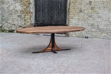 Ovale walnoten tafel 220x110cm