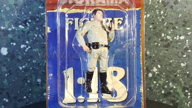 Diorama figuur Police talking on radio 1:18 - 1