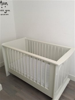 Kinderkamer: Ledikant, Commode en grote kast - 1