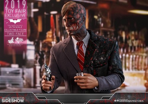 Hot Toys Exclusive The Dark Knight Two Face MMS546 - 1